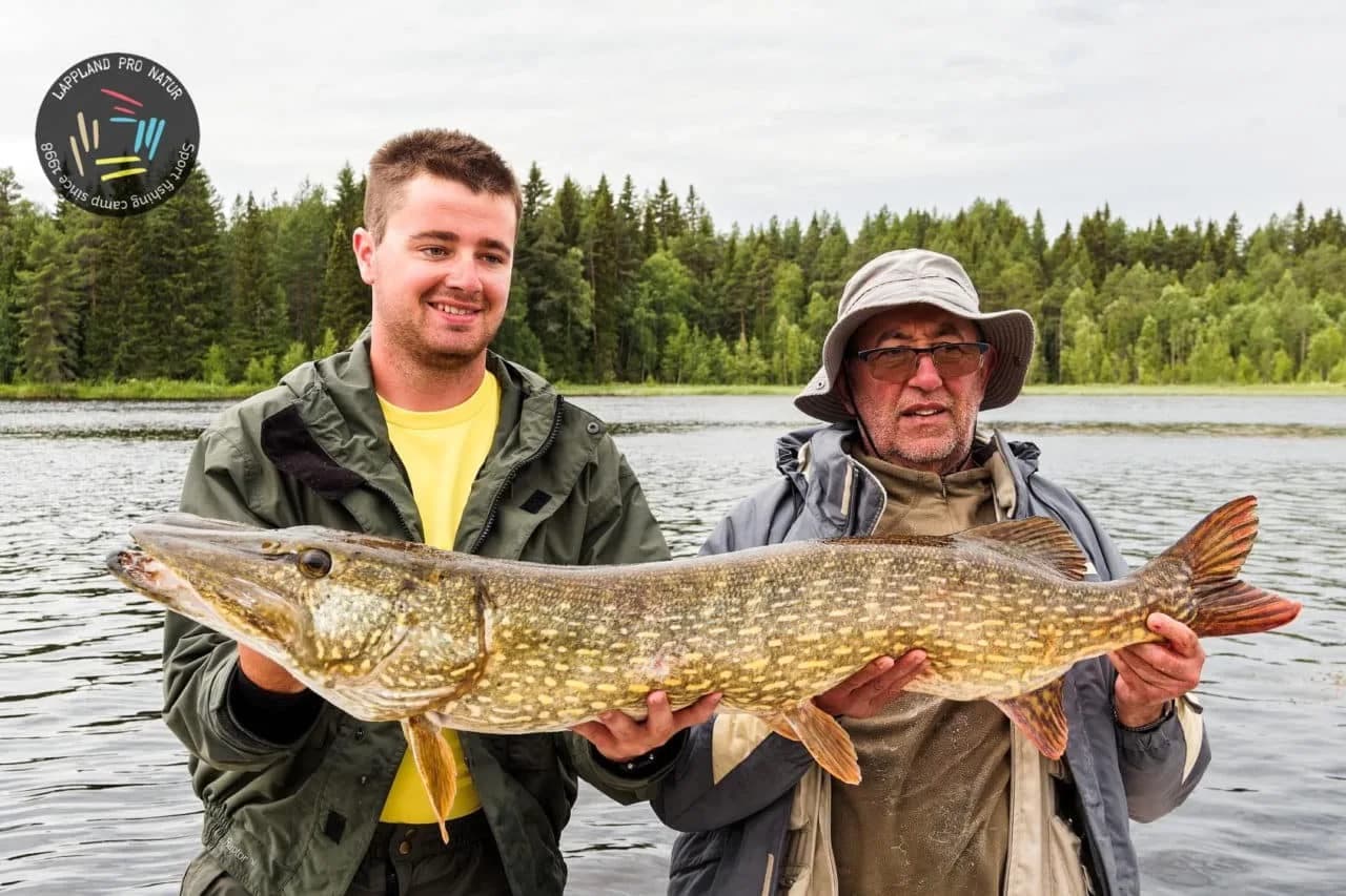 Deux pêcheurs présentent un grand brochet