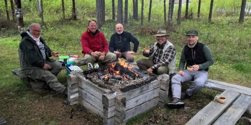 Pêcheurs autour d'un feu de camp