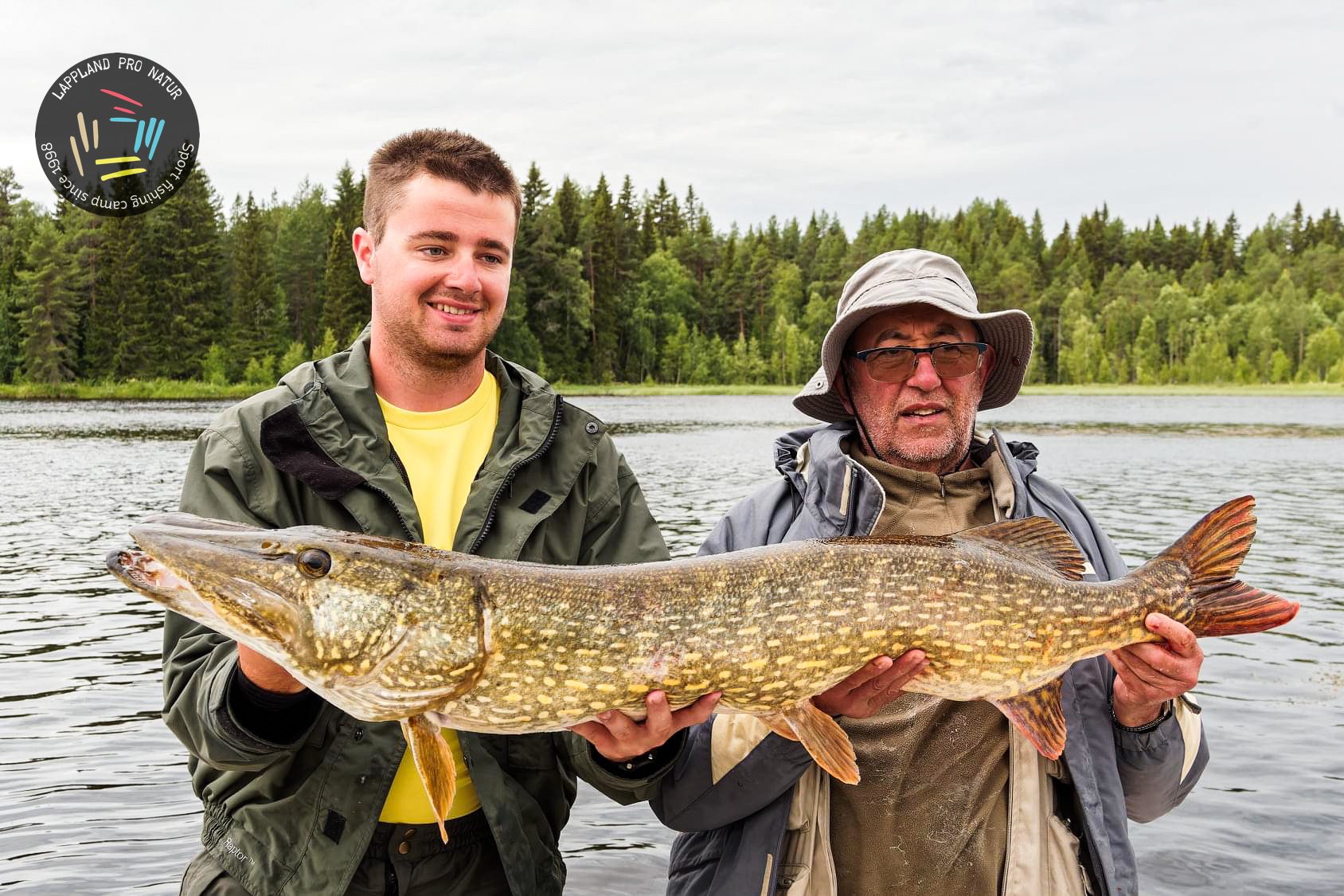 Deux clients avec un brochet