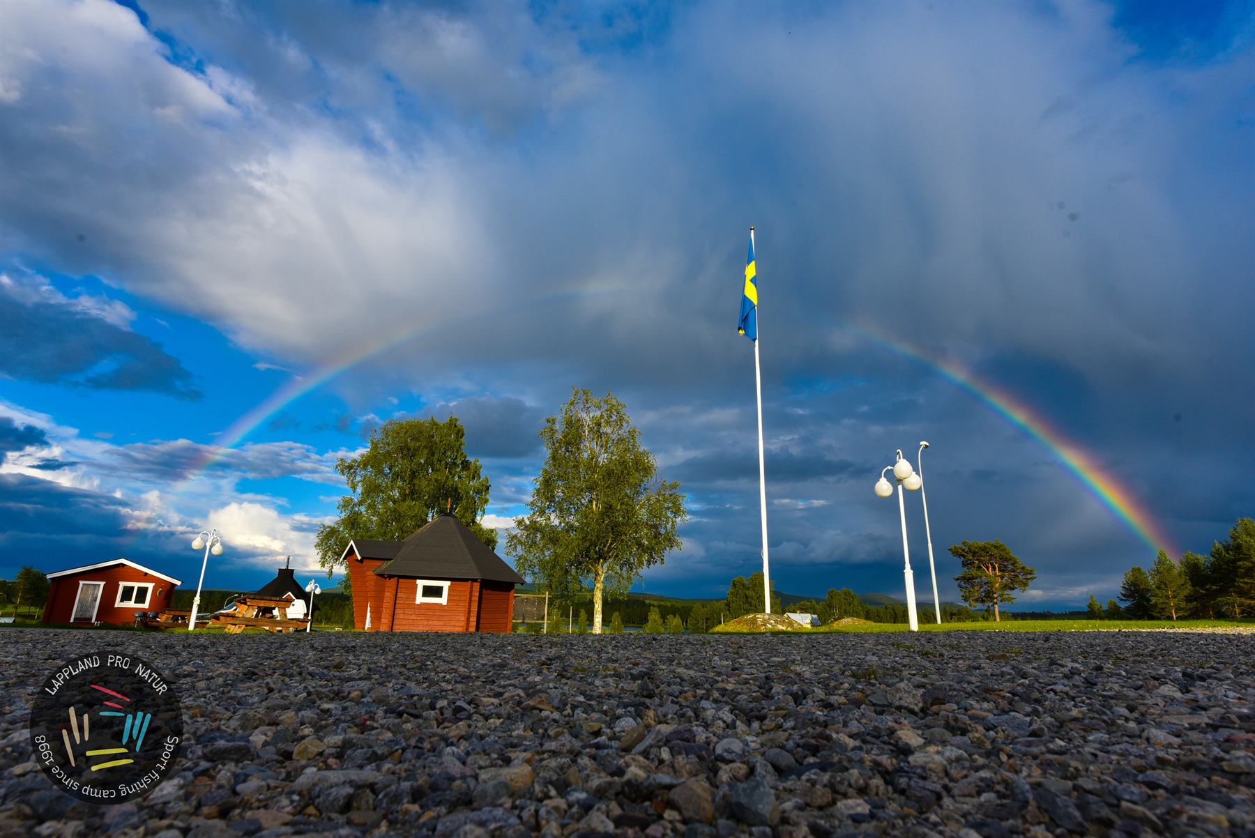 Lappland Pro Natur lodge sous un arc-en-ciel