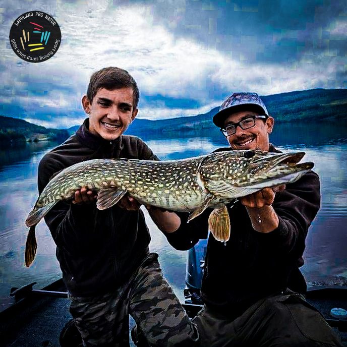 Deux pêcheurs avec un brochet en Laponie suédoise